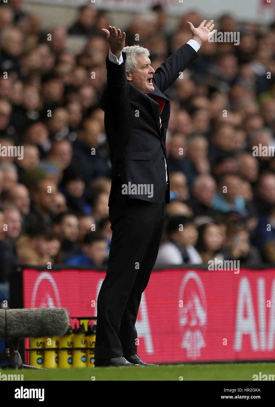 Stoke City-Manager Mark Hughes Gesten an der Seitenlinie während der Premier-League-Spiel an der White Hart Lane, London. Stockfoto