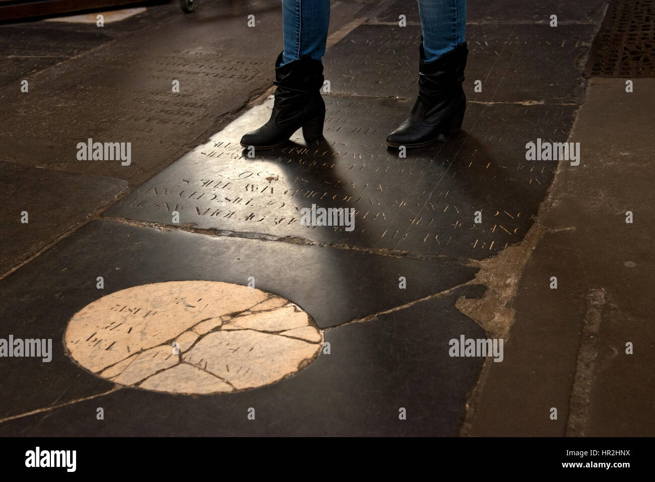 Bath Abbey Footprint Projekt zeigt allgemeine Ansichten und Schadstellen des Fußbodens, die sind restauriert und viktorianischen Kirchenbänke werden, die entfernt werden sollen. Stockfoto