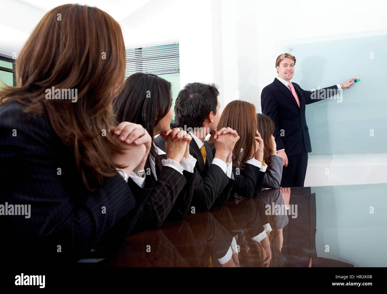 Business-Meeting in einem Büro mit einem Mann dabei eine Präsentation Stockfoto