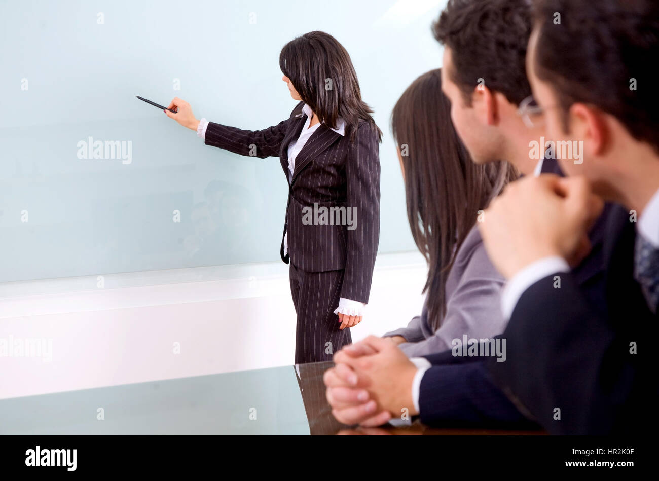 Geschäft Mädchen dabei eine Präsentation in einem Büro treffen Stockfoto