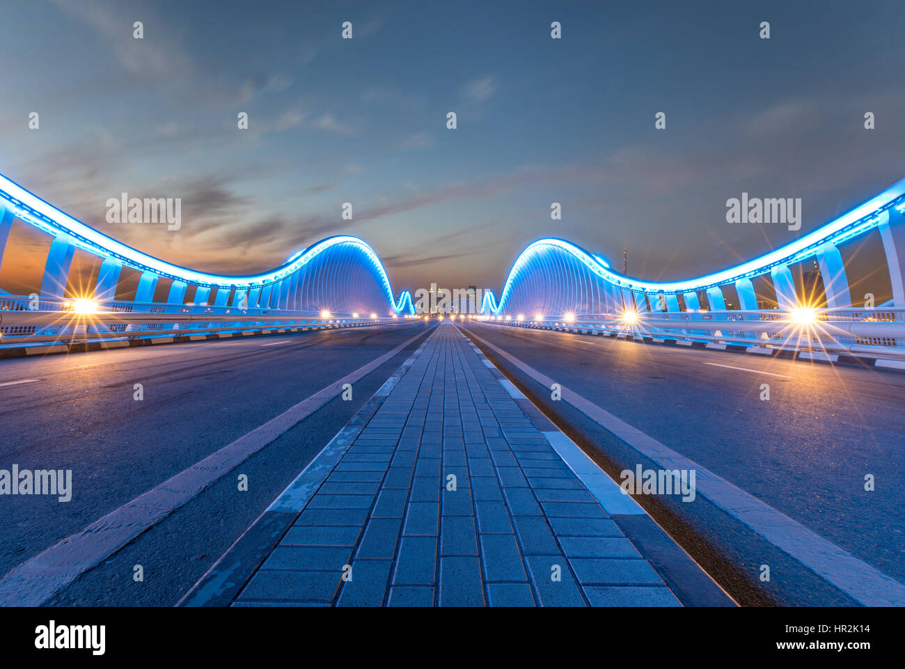 Dubai, Vereinigte Arabische Emirate - 8. Februar 2017: Ansicht von Dubai Downtown von der Meydan-Brücke nach Sonnenuntergang. Stockfoto