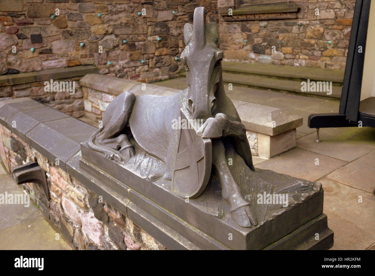 Edinburgh Castle National War Memorial Einhorn mit Schild statue Stockfoto