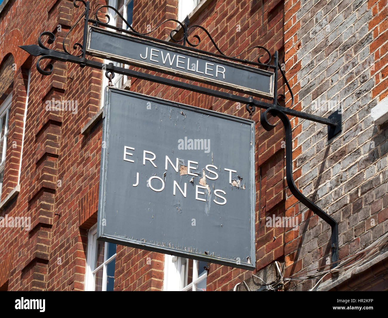 Ernest Jones Juweliere Ladenschild oben speichern etablierte 1949 mit über 180 Filialen in ganz Großbritannien Stockfoto