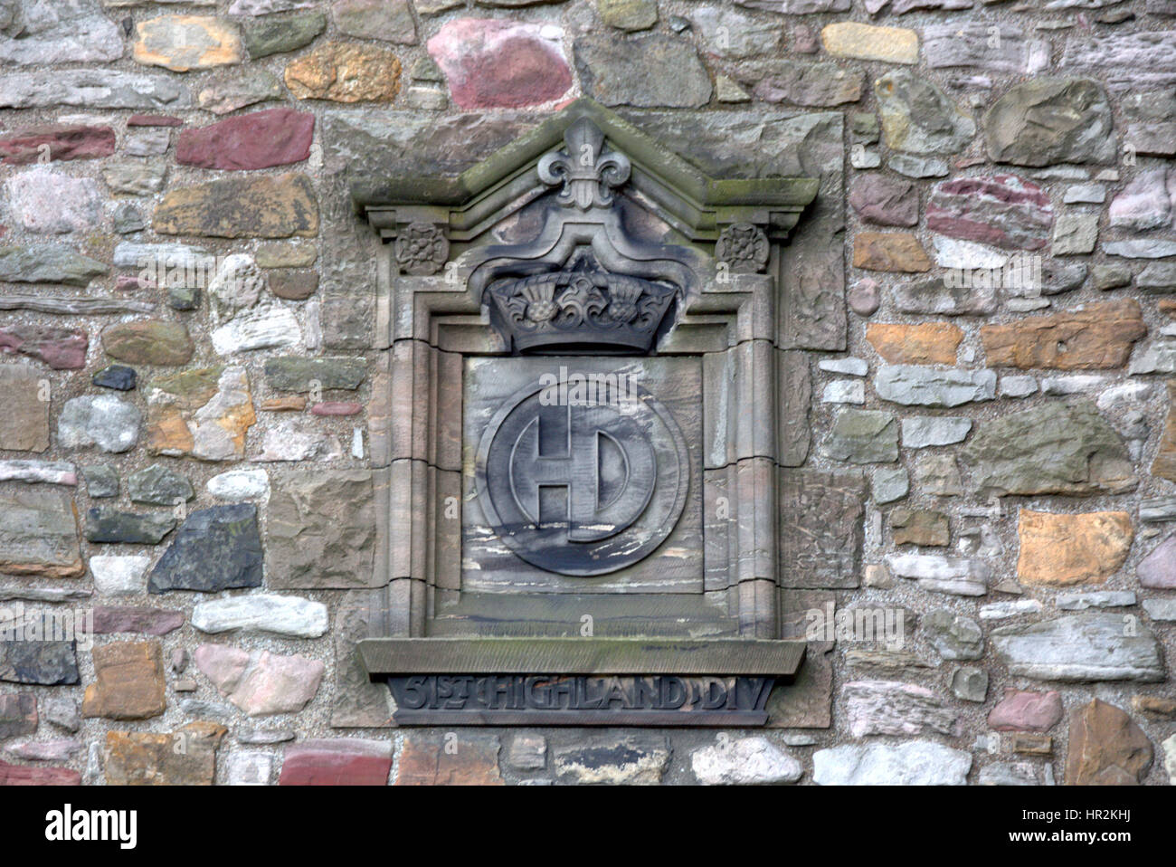 Edinburgh Castle National War Memorial Logo auf Wand 1/3 HD Highland Division Stockfoto
