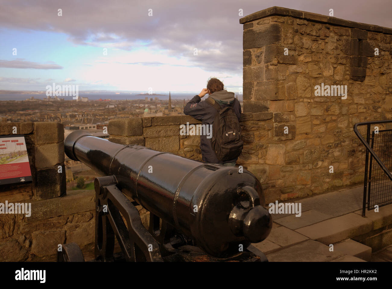 Edinburgh Castle Touristen auf den Wällen im Inneren des Schlosses unter selfies Stockfoto
