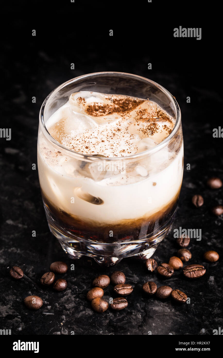 Weiße russische Cocktail mit Kaffeebohnen auf einen Marmortisch Stockfoto