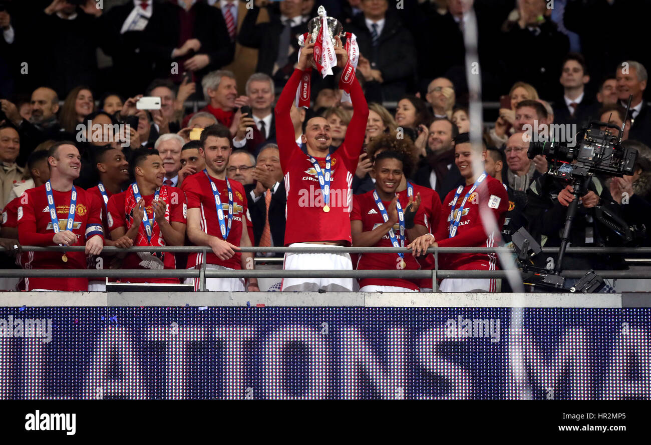 Manchester United Zlatan Ibrahimovic hebt die Trophäe nach der EFL-Cup-Finale im Wembley Stadium, London. Stockfoto