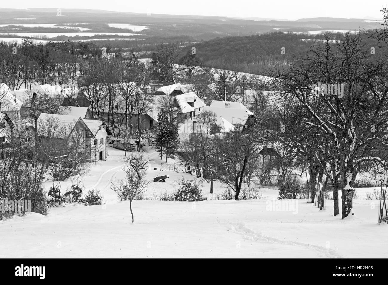 Sebechleby - die Siedlung der alten Weinkeller aus der mittleren Slowakei (Stara Hora) im Winter beherbergt. Stockfoto