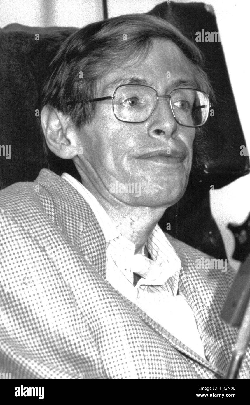 Professor Stephen Hawking, britischer Physiker, besucht eine Pressekonferenz in London, England am 2. Juli 1992. Stockfoto