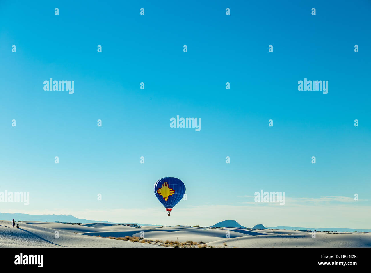 Bunte Heißluftballons fliegen über die glitzernden Gips Dünen im White Sands National Monument während der 2016 Ballon Invitational. Stockfoto
