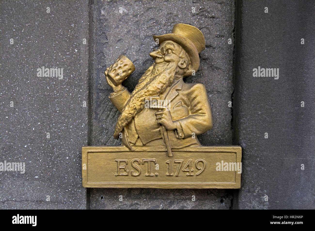 William Younger Werbeschild an der Wand einer Gastwirtschaft in Edinburgh, Schottland, Großbritannien. Stockfoto