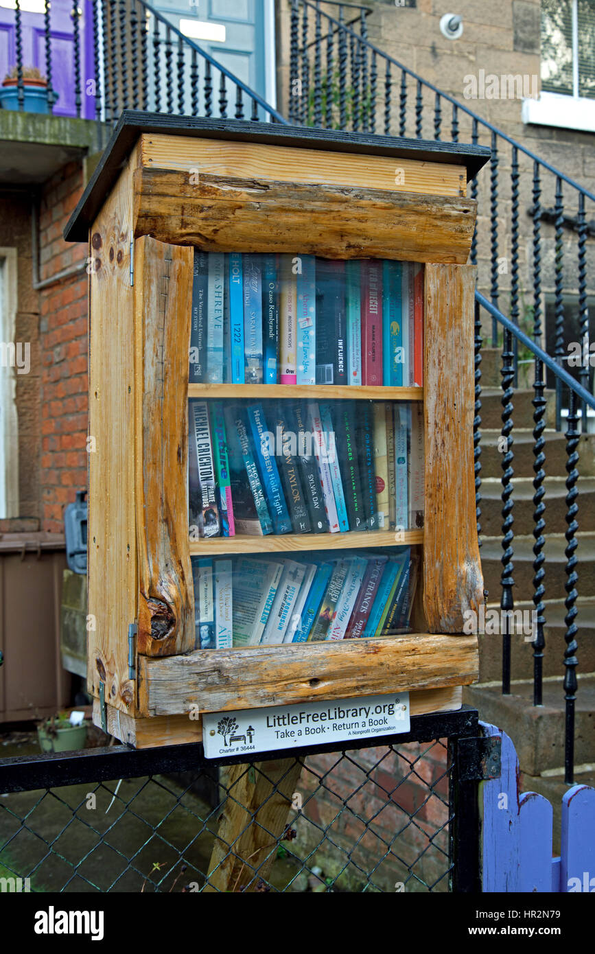 Wenig freie Bibliothek ist eine gemeinnützige Organisation, die eine Liebe zum Lesen inspiriert, diese Bibliothek ist in den Kolonien in Stockbridge, Edinburgh, Schottland. Stockfoto