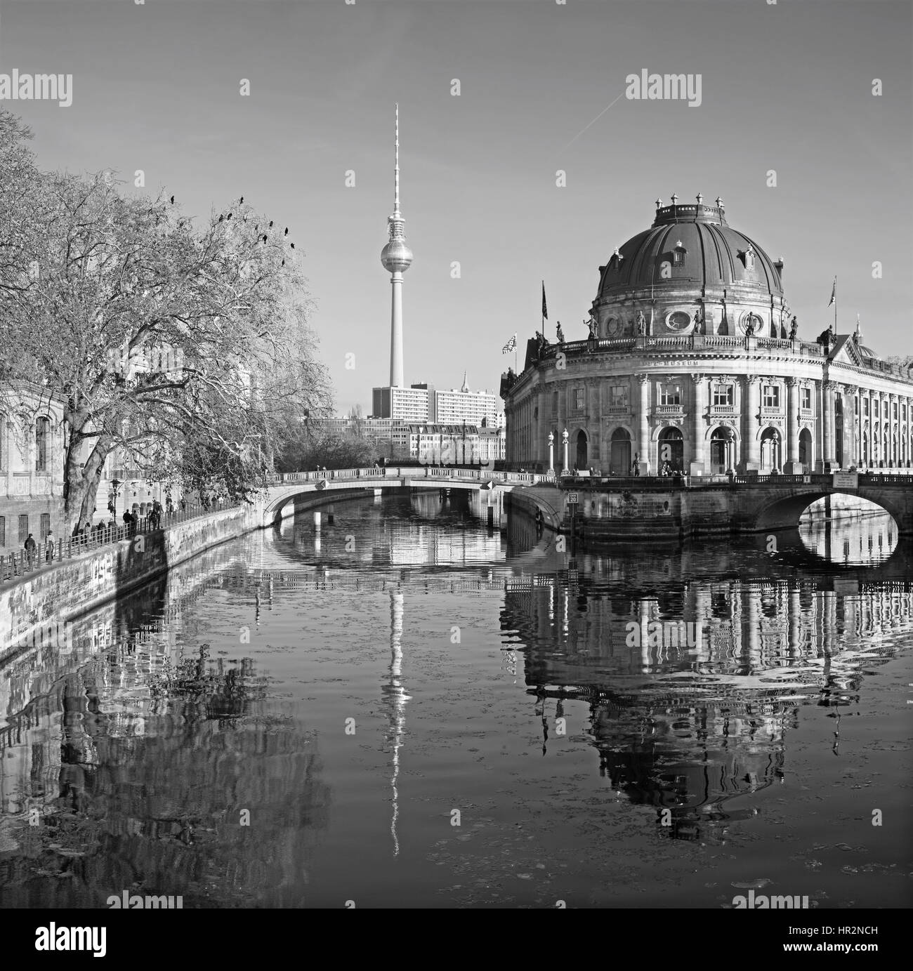 BERLIN, Deutschland, Februar - 15, 2017: The Bodenmuseum über die Spree und Frensehturm. Stockfoto