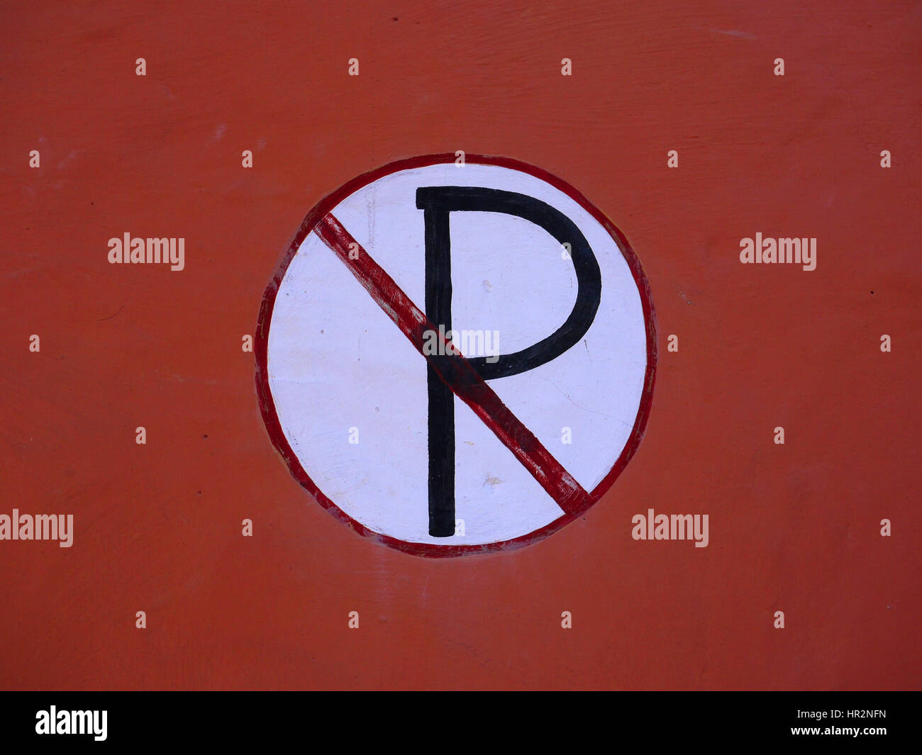 Hand bemalt "No Parking" Schild an der Wand. Bali, Indonesien Stockfoto