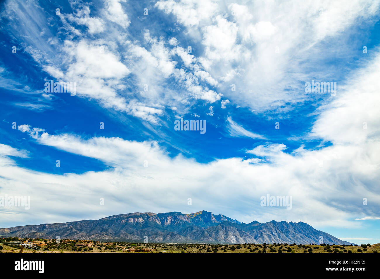 Ein Blick auf Palomas Peak in den Sandia Bergen nahe Bernalillo, New Mexico. Stockfoto
