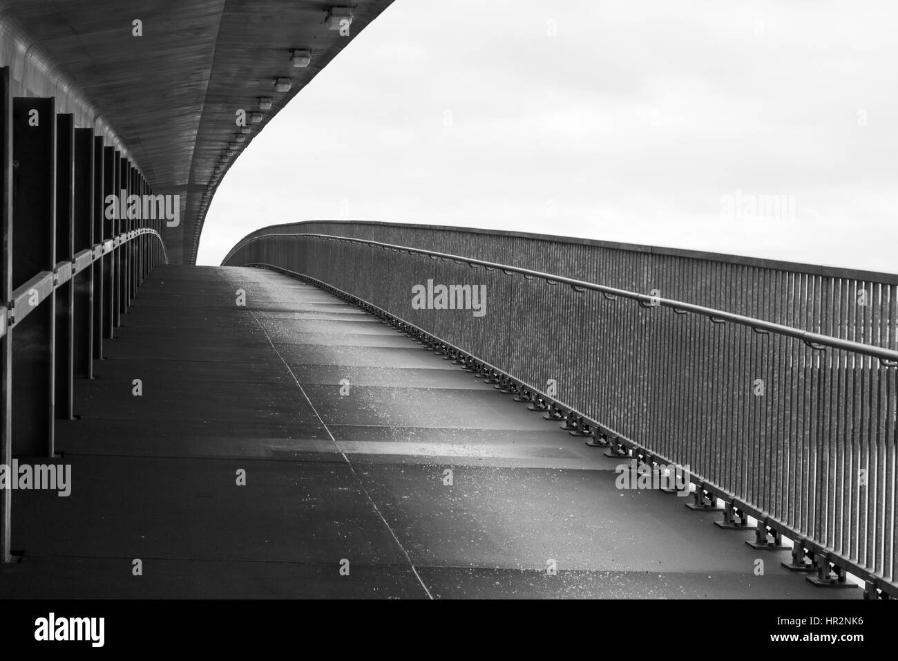 Abstraktes Bild der Betonbrücke mit Fußgängersteg Stockfoto