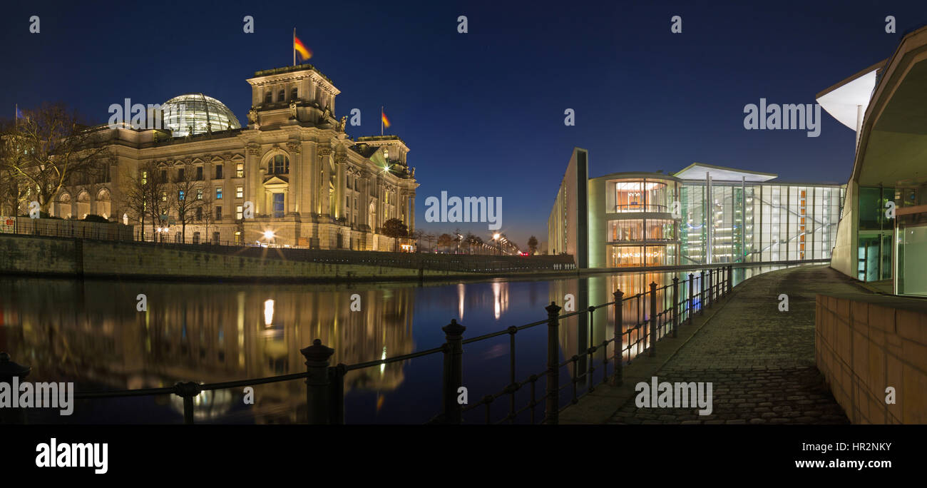 BERLIN, Deutschland, Februar - 16, 2017: Panorama der modernen Regierungsgebäude und Reichstag über die Spree in der Abend Dämmerung. Stockfoto