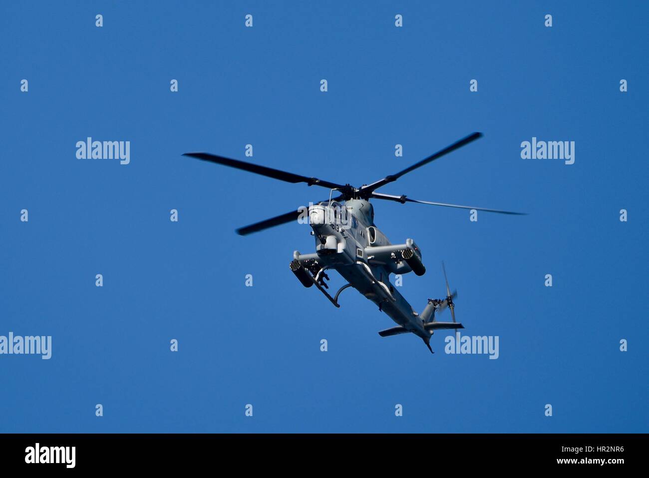 AH-1W Super Cobra Kampfhubschrauber verwendet durch US-Marines im Flug über den Hafen von San Diego, Kalifornien. Stockfoto