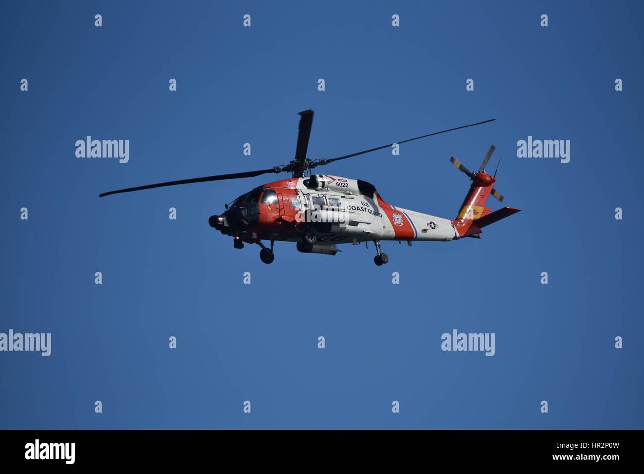 HH-60 Jayhawk Helikopter verwendet durch die US-Küstenwache im Flug über Hafen von San Diego, Kalifornien. Stockfoto
