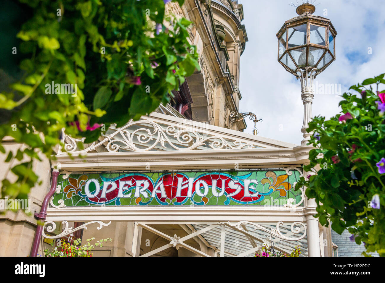 Die glasmalereien Beschilderung auf der Vorderseite von Buxton Opera House, Derbyshire, Großbritannien Stockfoto