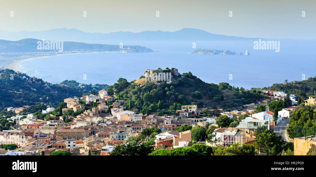 Abends Blick auf Begur Burg mit Bucht und Illes Medes im Hintergrund, Costa Brava, Spanien Stockfoto