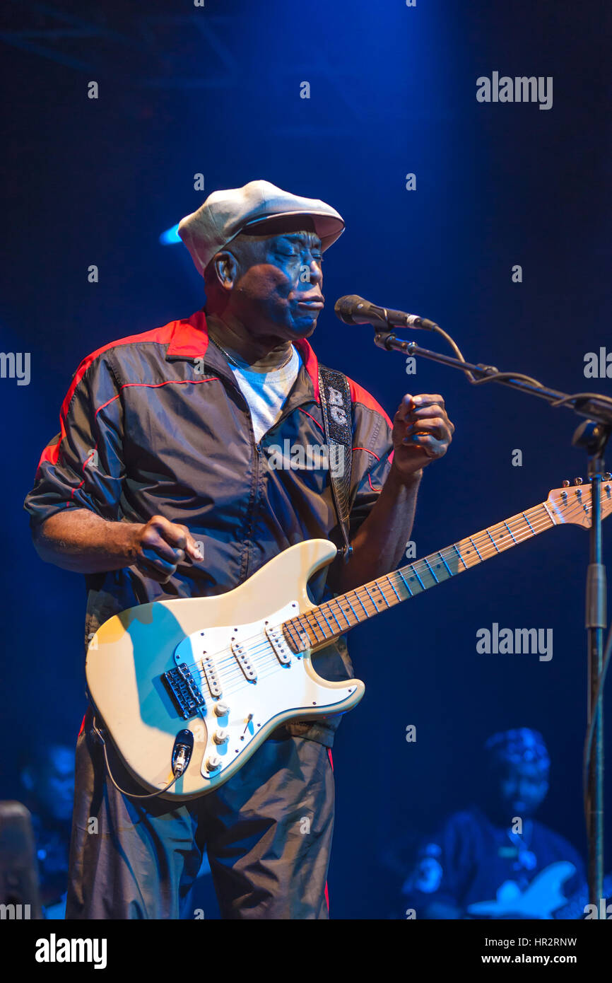 Buddy Guy, setzt US-amerikanischer Blues-Gitarrist der ultimative Showman in eine unglaubliche Leistung für seine Fans. Byron Bay Bluesfest, Australien, 2. April 2010 Stockfoto