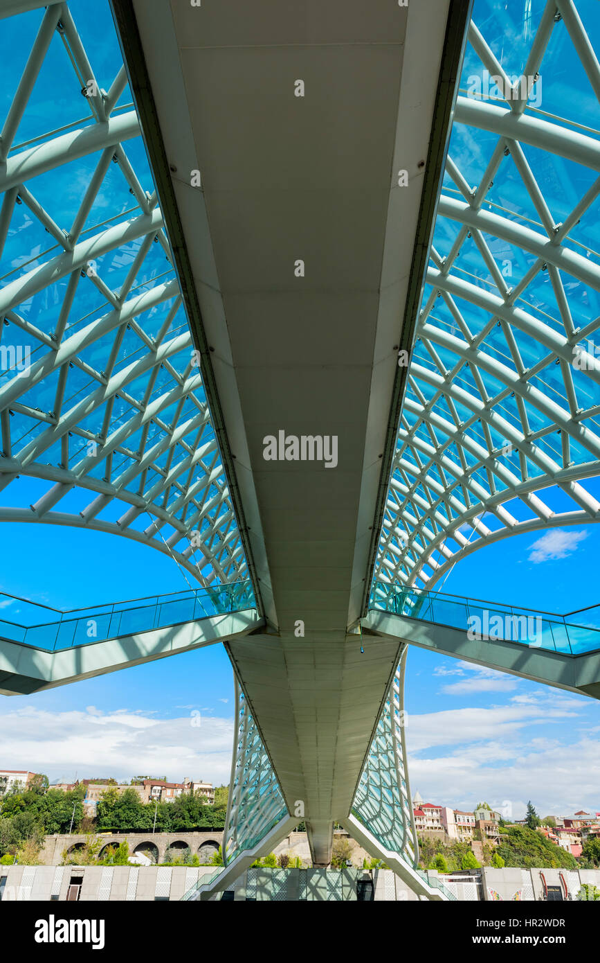 Friedensbrücke über den Fluss Mtkwari, entworfen von dem italienischen Architekten Michele de Lucci, Tiflis, Georgien, Kaukasus, Naher Osten, Asien Stockfoto