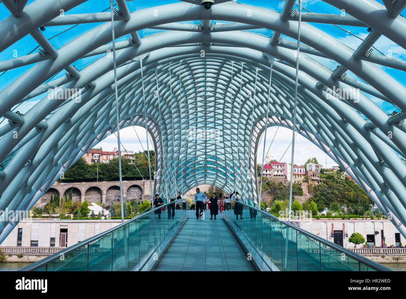 Friedensbrücke über den Fluss Mtkwari, entworfen von dem italienischen Architekten Michele de Lucci, Tiflis, Georgien, Kaukasus, Naher Osten, Asien Stockfoto