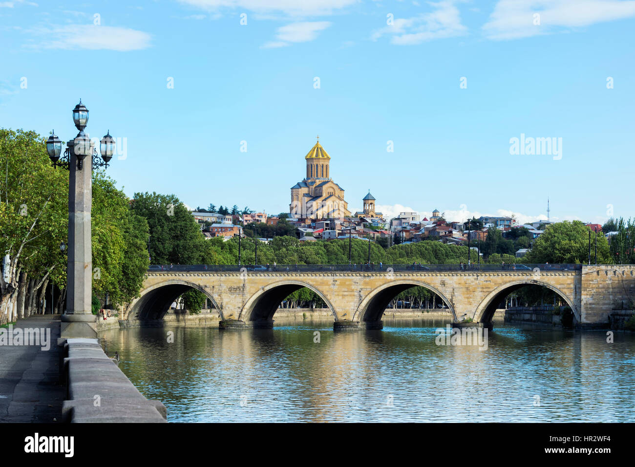 Chughureti oder Saarbrücken Brücke über Fluss Mtkwari, Dreifaltigkeits-Kathedrale auf dem Hügel, Tiflis, Georgien, Kaukasus, Naher Osten, Asien Stockfoto