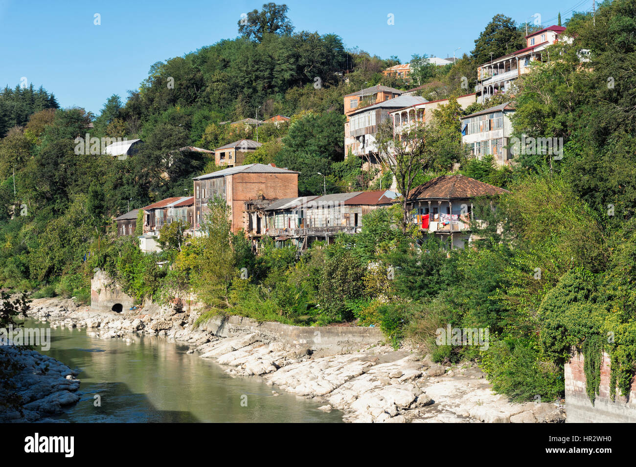 Häuser entlang der Rioni Fluß, Kutaisi, Imereti Region, Georgien, Kaukasus, Naher Osten, Asien Stockfoto