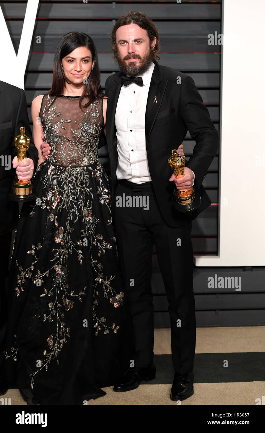Sommer-Phoenix und Casey Affleck mit seinem Oscar für Schauspieler in einer Hauptrolle für Manchester am Meer angekommen der Vanity Fair Oscar Party im Beverly Hills, Los Angeles, USA. Stockfoto