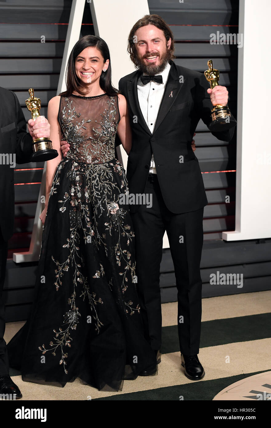 Sommer-Phoenix und Casey Affleck mit seinem Oscar für Schauspieler in einer Hauptrolle für Manchester am Meer angekommen der Vanity Fair Oscar Party im Beverly Hills, Los Angeles, USA. Stockfoto