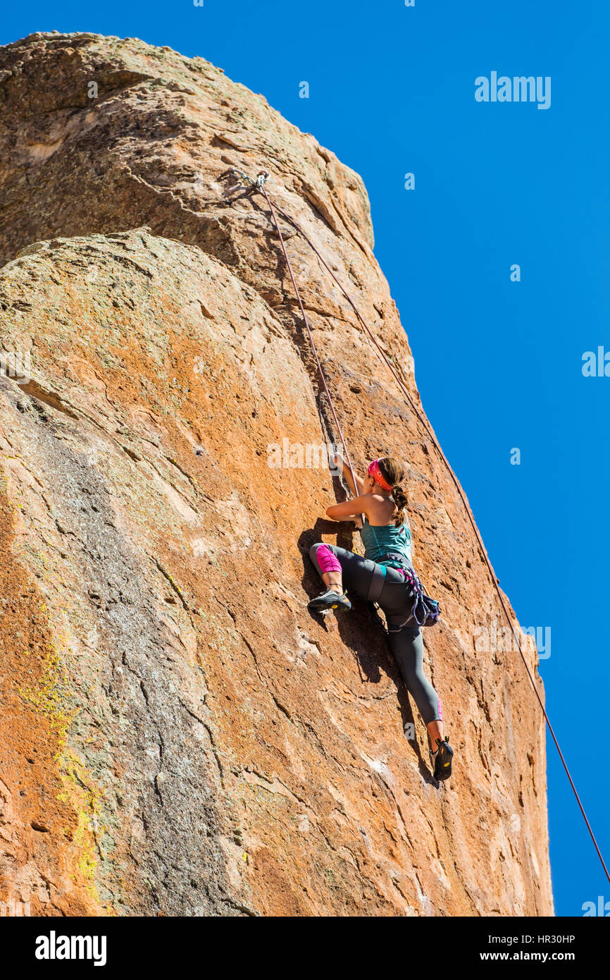 Junge Frau Klettern; Penitente Canyon; Colorado; UNS Stockfoto