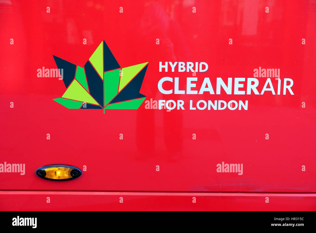 Hybrid-saubere Luft-Anzeige und Logo auf der Seite einen roten Doppeldecker-Bus in London England UK 2017 KATHY DEWITT Stockfoto