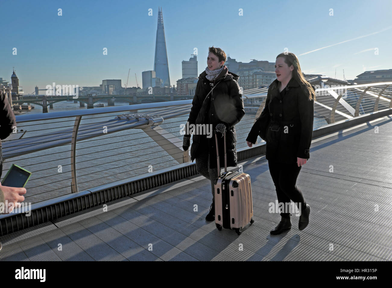 Menschen, die genießen eines sonnigen Wintertag zu Fuß über die Millennium Bridge und Blick auf den Shard Gebäude in der Stadt London England UK KATHY DEWITT Stockfoto