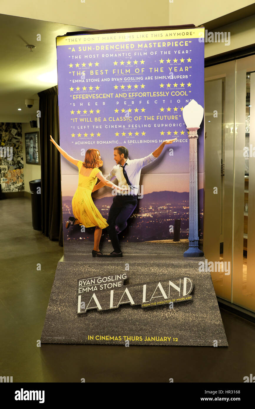 Emma Stone und Ryan Gosling tanzen auf LA LA Land Film Inserat Stockfoto