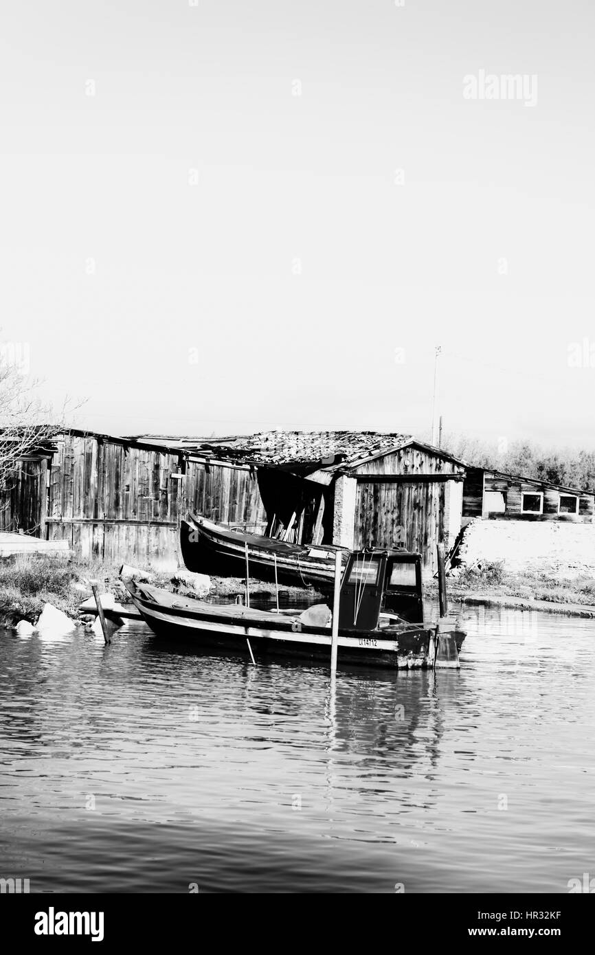 Hütte und Boote in der Lagune in der Nähe von Insel Burano, Venedig, Italien - digital verändert Stockfoto