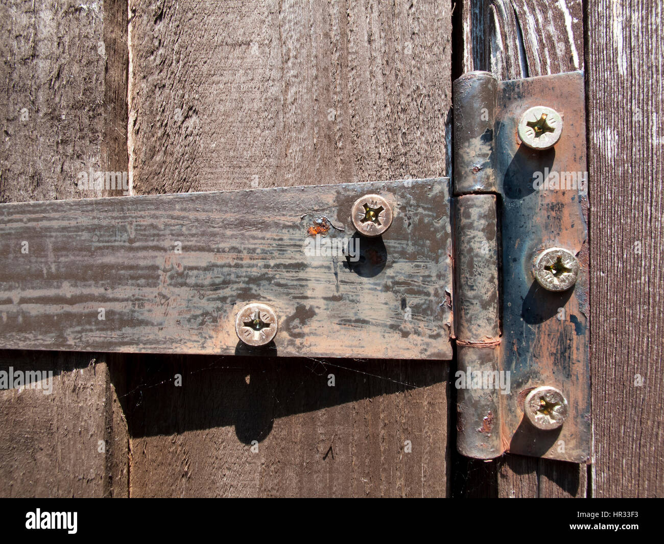 Rostige alte Eisen Scharnier auf Holz Gartenhaus Tür Stockfotografie - Alamy