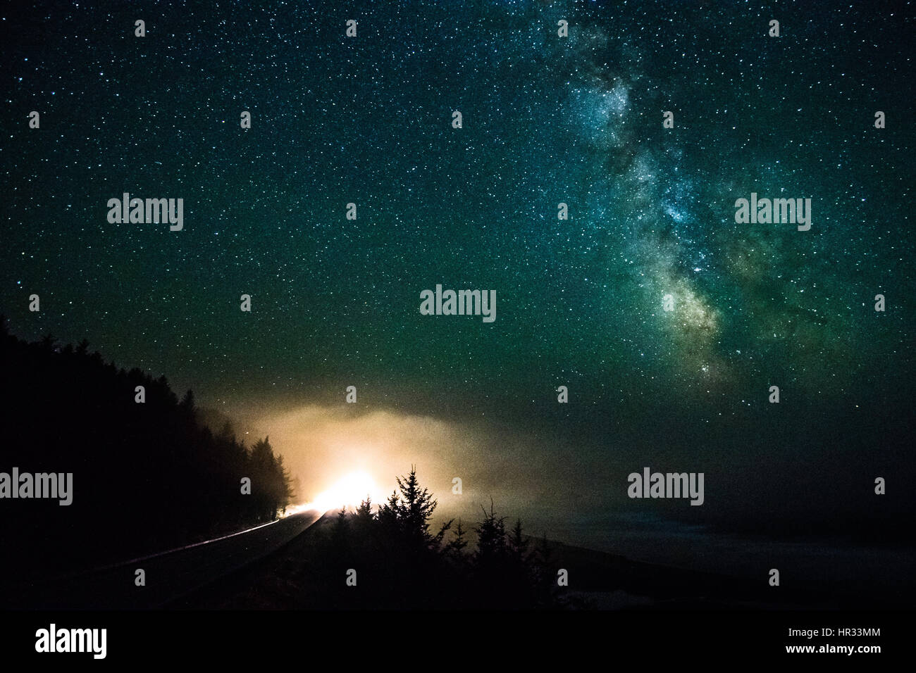 Die Milchstraße über Hwy 101 im südlichen Oregon Stockfoto