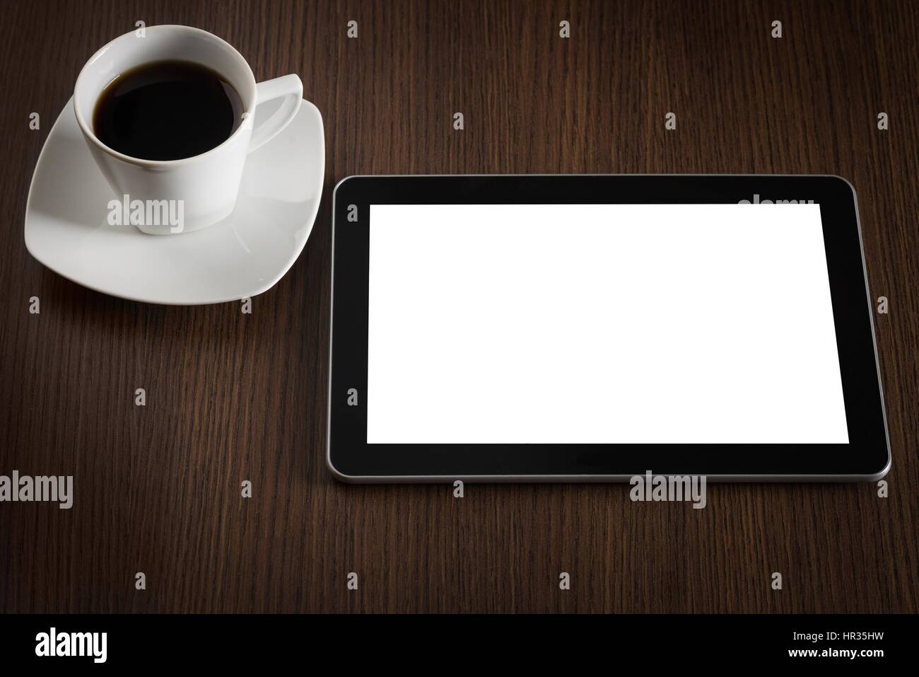 Digitale Tablet und Kaffee auf dem Schreibtisch. Stockfoto