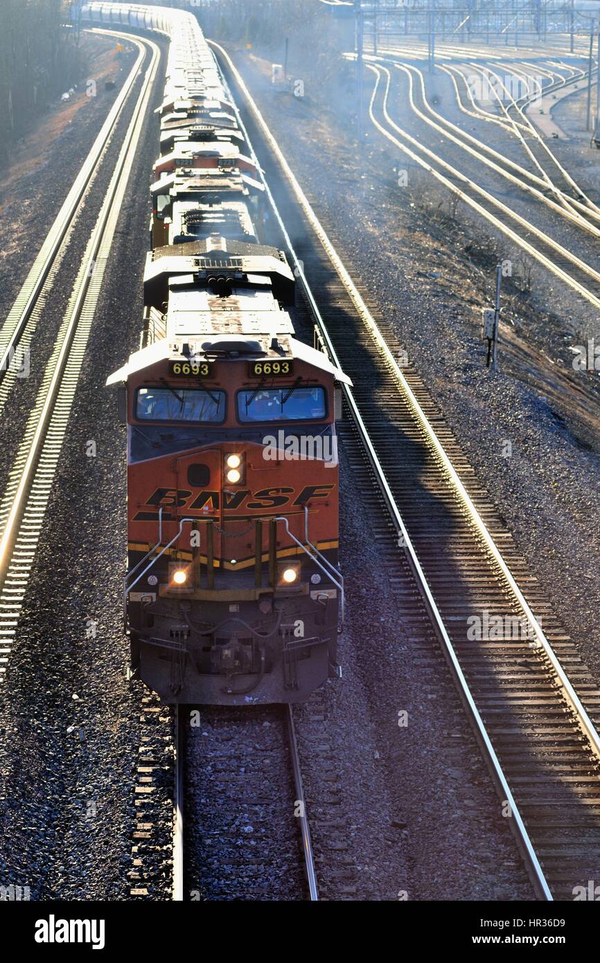 Eine eastbound Burlington Northern Santa Fe güterzug Zeit und Position bergab entlang einer Drei-tack Mainline in Aurora, Illinois, USA. Stockfoto