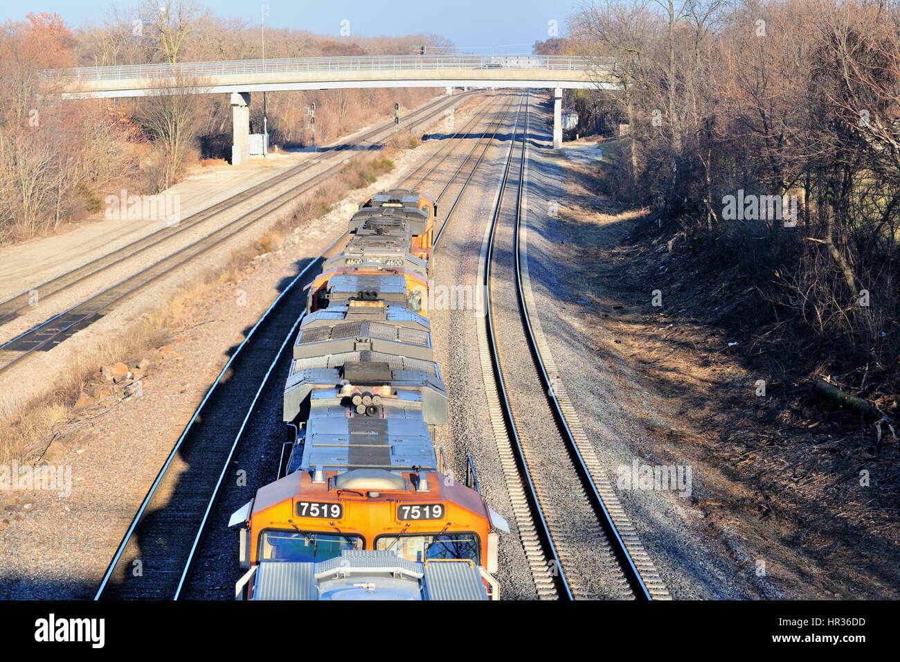 Eine eastbound Burlington Northern Santa Fe Güterzug entlang einer Drei-tack Mainline in Aurora, Illinois, USA. Stockfoto