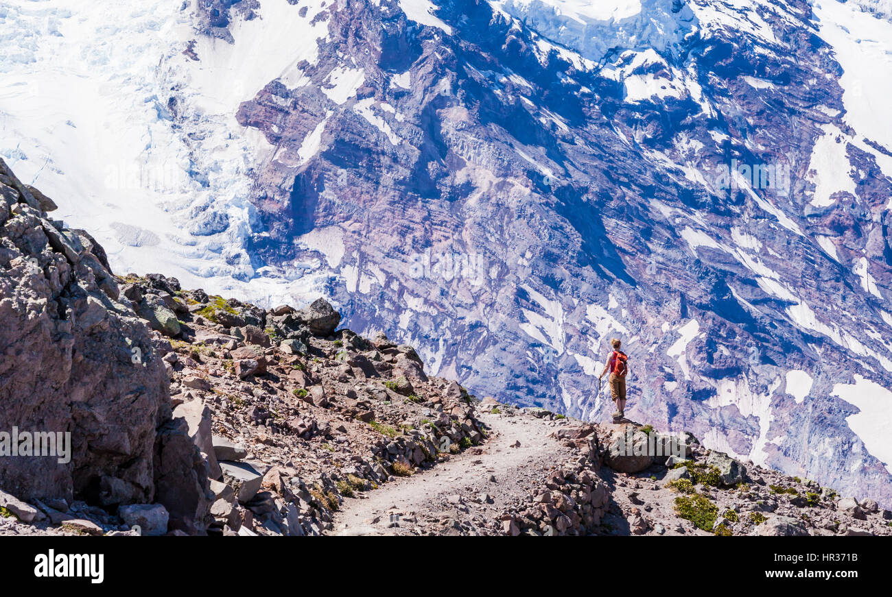 Eine Frau, Wandern auf erster Burroughs Berg unter Mount Rainier, Washington, USA Stockfoto