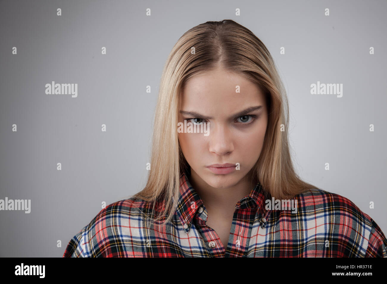 Porträt eines wütenden jungen kaukasischen Hipster blonden Mädchens, isoliert auf weißem Hintergrund Stockfoto