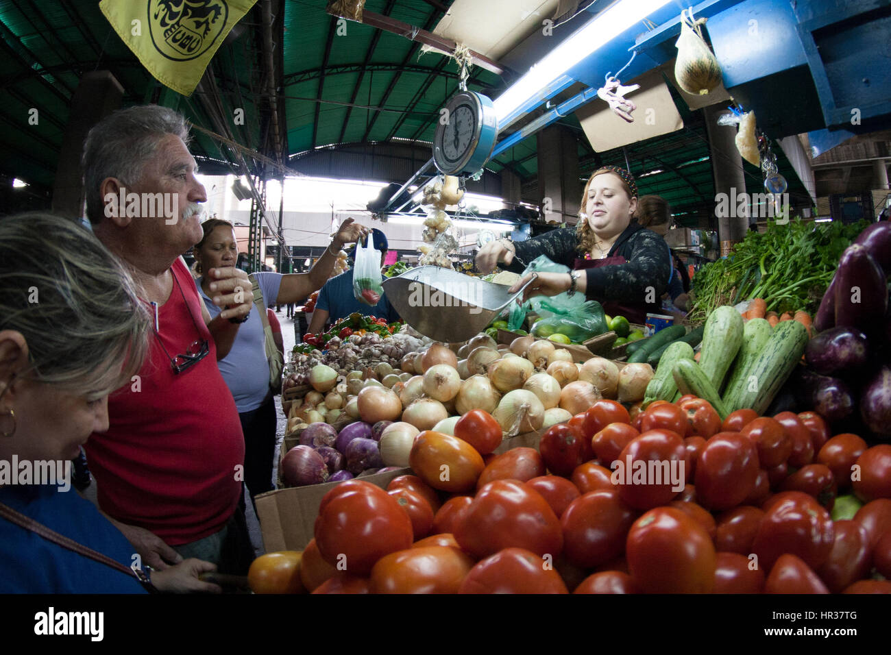 Dtto Hauptstadt Caracas/Venezuela - 04-02-2012: Frau verkaufen Gemüse zu zwei Kunden in einem berühmten beliebten Markt Mercado de San Martín. Stockfoto