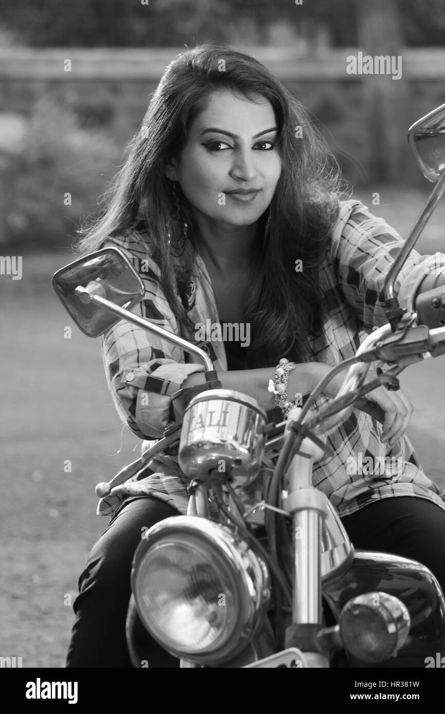Junge Frau auf dem Motorrad Stockfoto