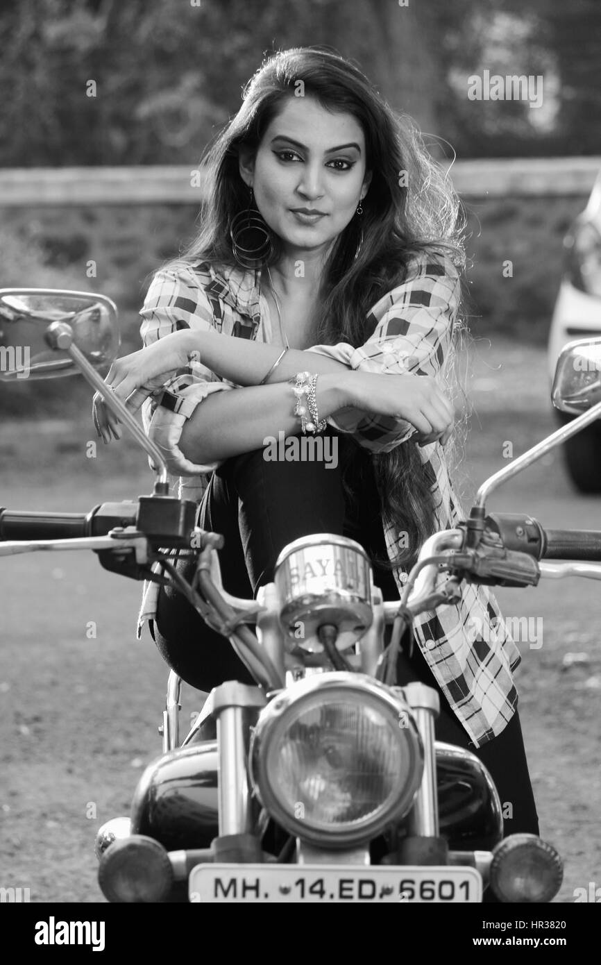 Junge Frau auf dem Motorrad Stockfoto