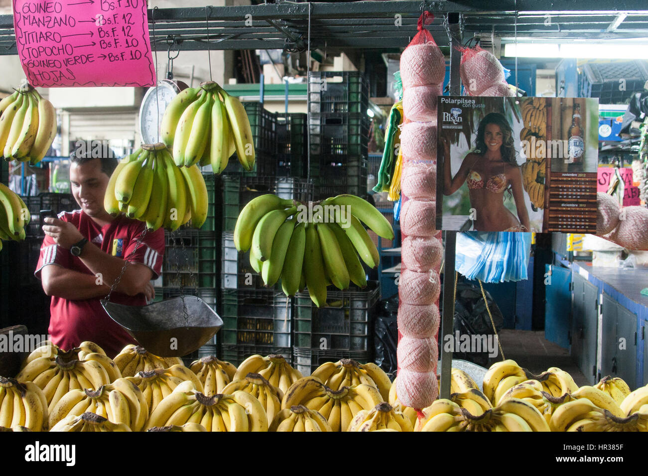 Dtto Hauptstadt Caracas/Venezuela - 04-02-2012: Mann verkaufen einige Bananen in einem berühmten beliebten Markt Mercado de San Martín. Stockfoto