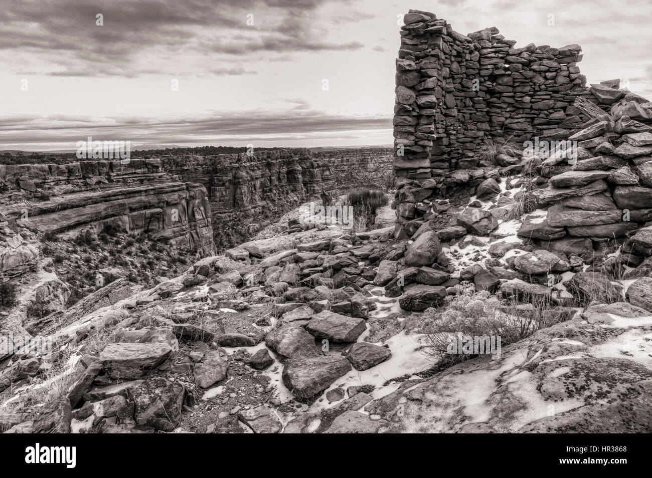 Schnee bedeckten Überreste einer Anasazi Turm Ruine auf dem Rand des Canyon Maultier im Bereich Cedar Mesa des Bären Ohren National Monument Stockfoto