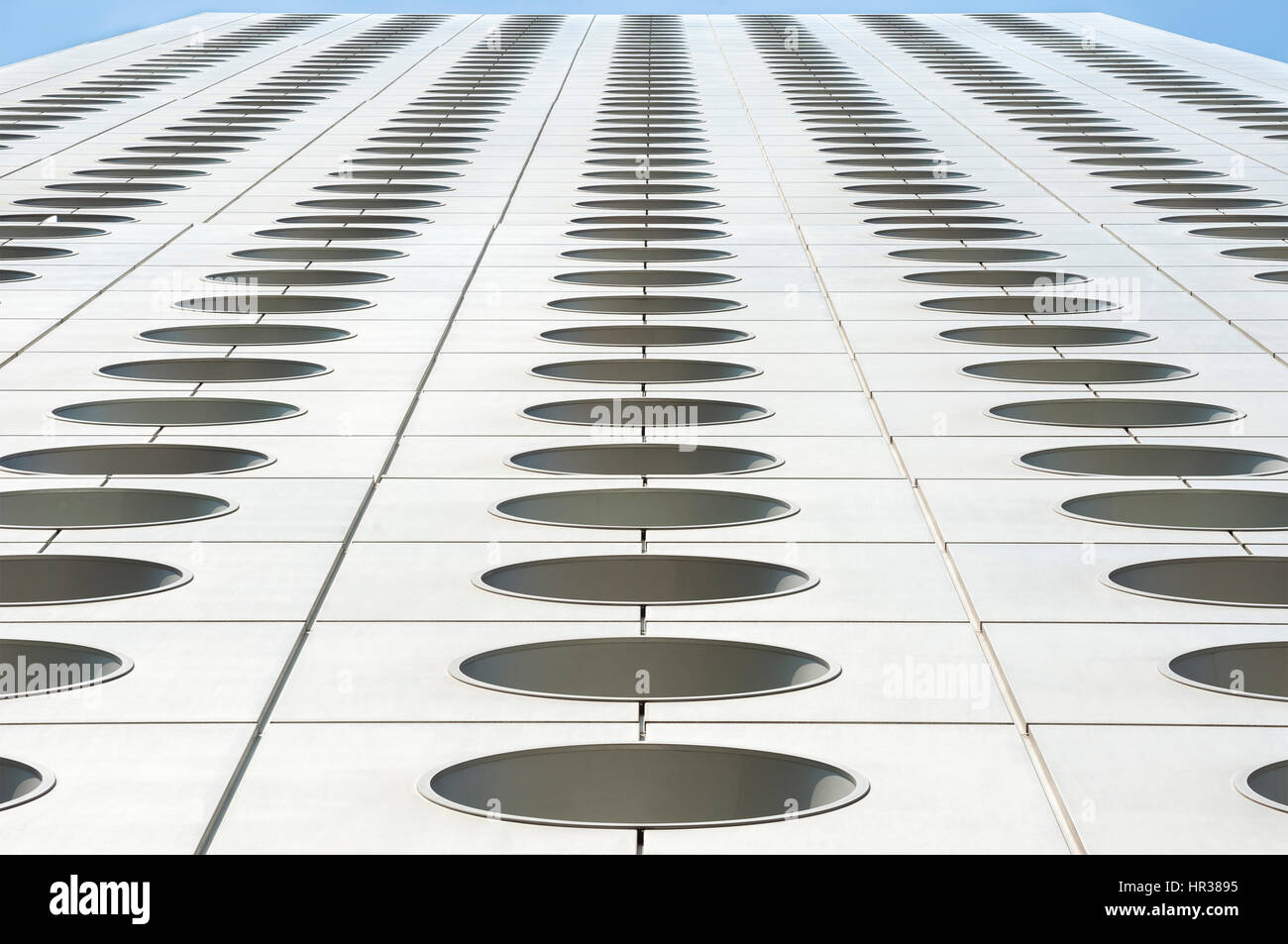 Nach oben Perspektive der markante runde Fenster von jardine House, Hong Kong Stockfoto